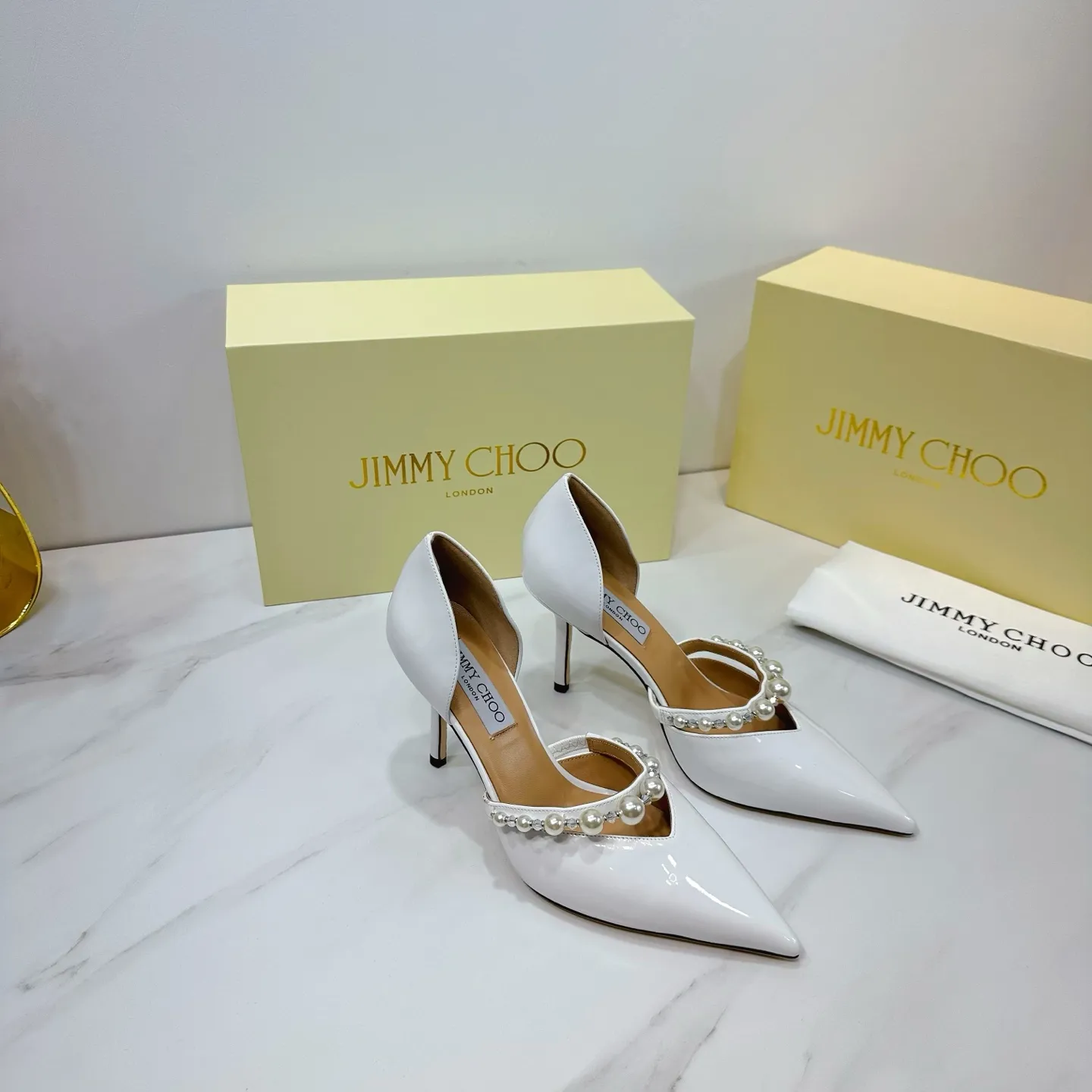 👟👟Ex-factory price 620👟👟 JIMMY CHOO (Jimmy CHOO) 💝💝💝 is a very comprehensive noble fashion lifestyle brand, with a series of women's high-heeled, medium-heeled, flat-heeled sandals with the same straps from major fashion bloggers and celebrities in Hong Kong and the United States.  The Australian pointed toe, round toe and square toe series are simply beautiful. Fall in love with elegance and playful sense of the future. Just by looking at them, you want to own them immediately, but you can really think about a pair of exquisite high heels~~~~~~~~~~~~~~~~~ 💝This series is specially designed for extraordinary and indifferent ladies, thus creating a unique overall effect, Jimmy Choo Design products that inspire women to move forward and show their charm💝💝💝 1⃣️Material: Imported patent leather 2⃣️Inner: Imported Italian lambskin, super soft and delicate 3⃣️Outsole: Imported Italian original original color genuine leather outsole Heel height 8.5 4⃣️Code number: 35 to 39 (34.40.41.42. Customized)